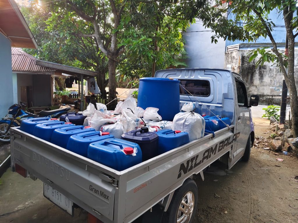 Transporting raw patchouli materials for processing at TARUWANGI facility, addressing rising domestic logistics costs in 2026.